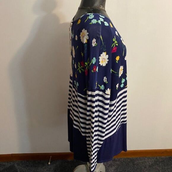 Tru Self Multi color top, size 2X - Picture 3 of 5